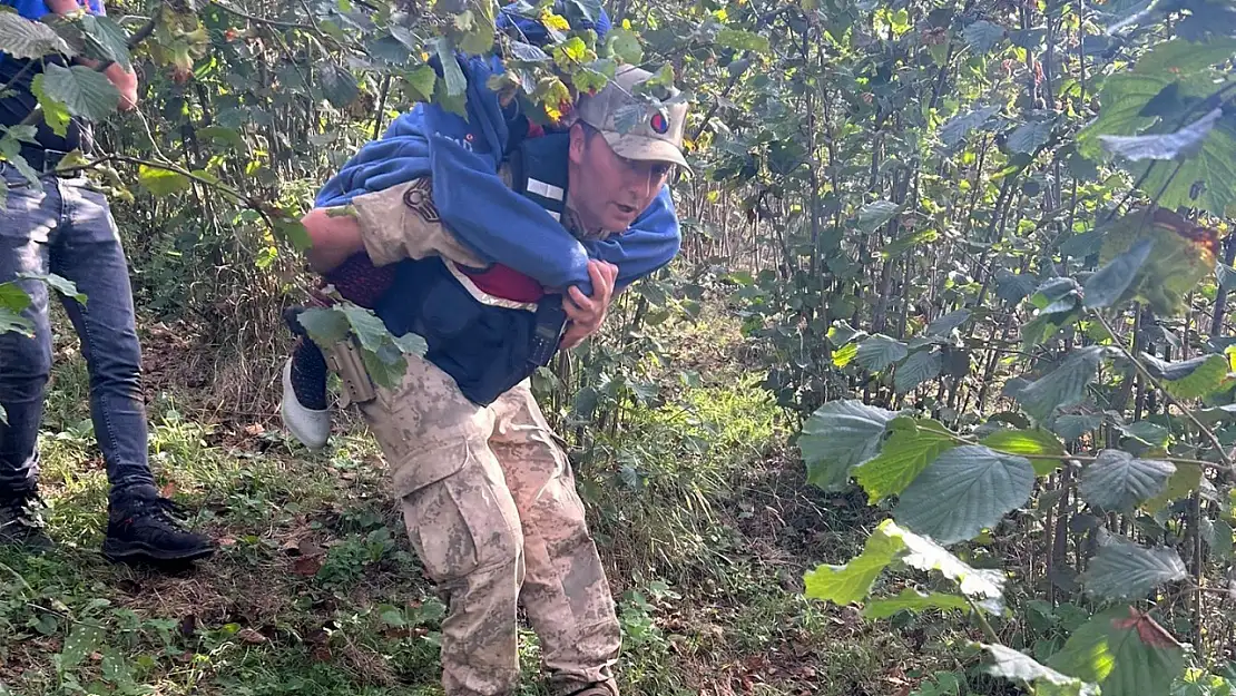 Sağ bulunan yaşlı kadını Jandarma sırtında taşıdı