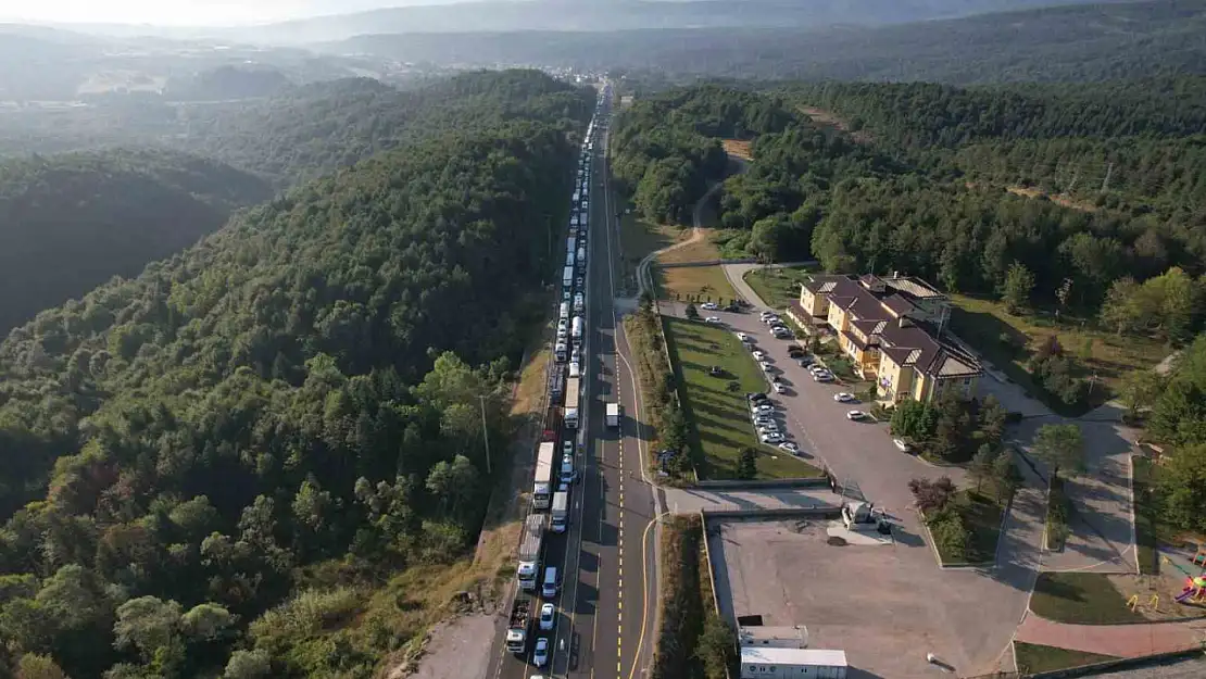 Kaza sonrası Bolu Dağı'nda kilometrelerce araç kuyruğu oluştu