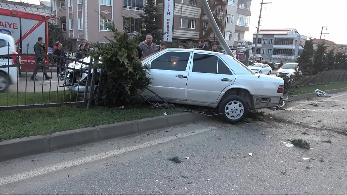 Kaza yapan otomobil hurdaya döndü, sürücü kayıplara karıştı