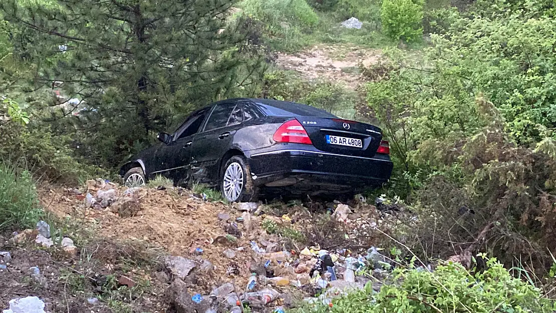 Kaza yapan şoför lüks otomobilini bırakıp kayıplara karıştı