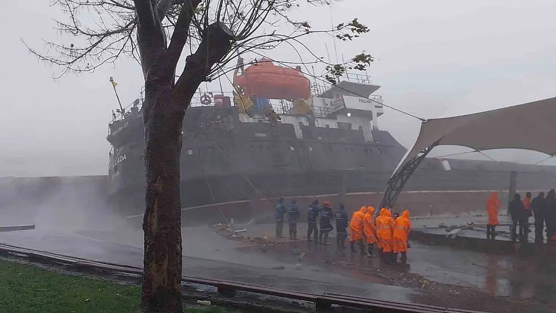 Kuru yük gemisi karaya oturdu: 13 mürettebat kurtarıldı