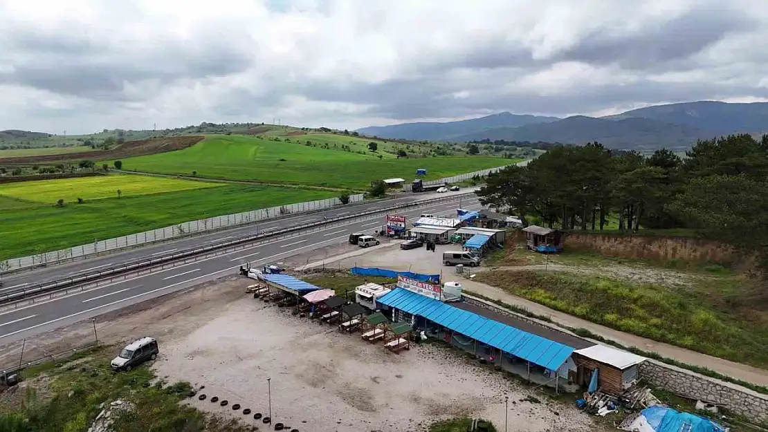 Kemikli Rampaları'ndaki barakalar hem trafik güvenliğini tehdit ediyor hem de mesire alanını engelliyor