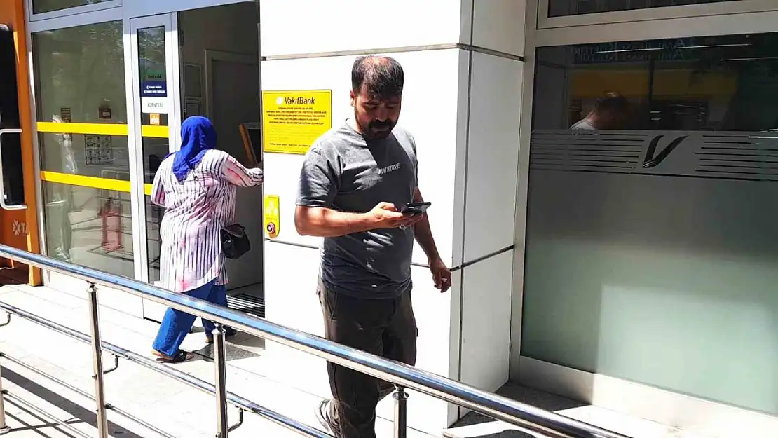 Kendisini arayan 'sahte polise' inandı, bin 500 dolarından oldu