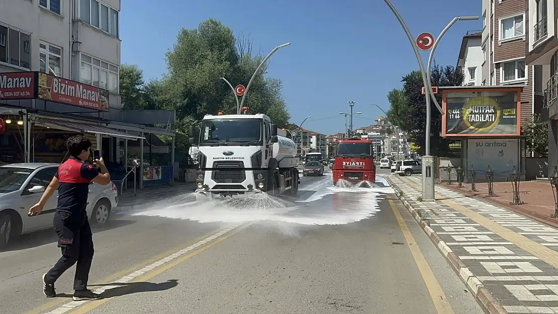 Kent merkezi ilaçlı su ile yıkanıyor