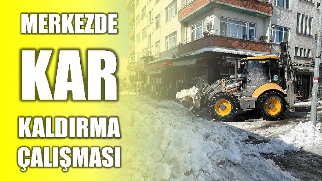 Kent merkezinde kar temizliği yapılıyor