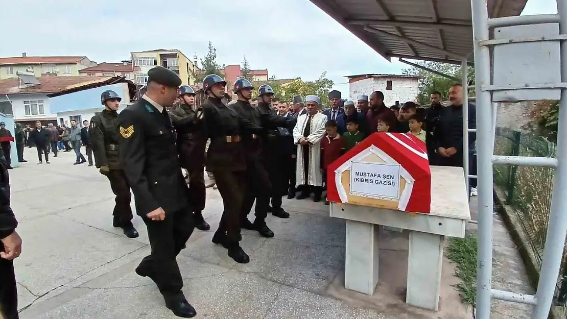 Kıbrıs gazisi toprağa verildi