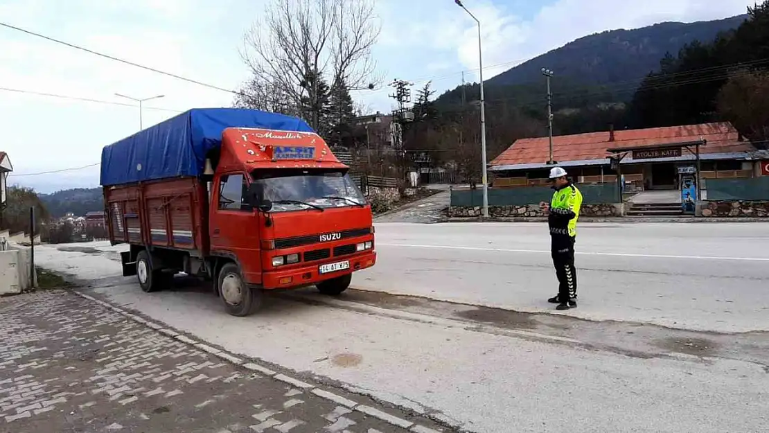 Kış lastiği olmayan araçlar polis denetimine takıldı