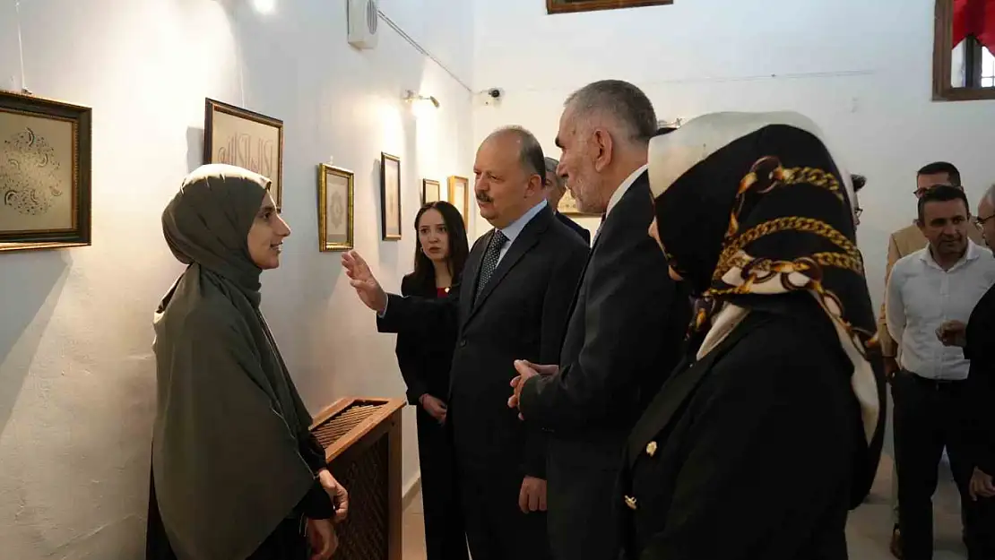 Kız öğrencilerin ebru, resim ve tezhip eserleri beğeni topladı