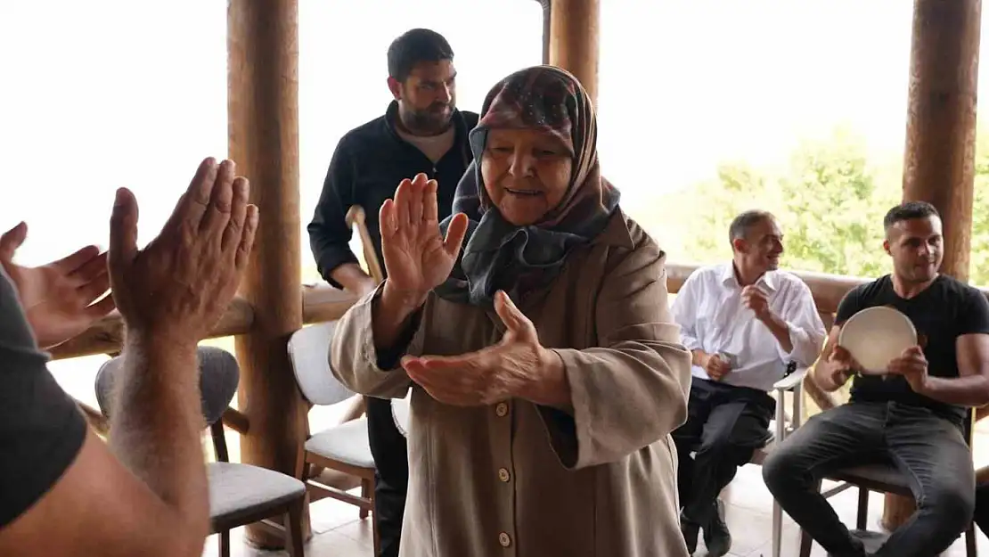 Koca çınarlar gönüllerince eğlendiler