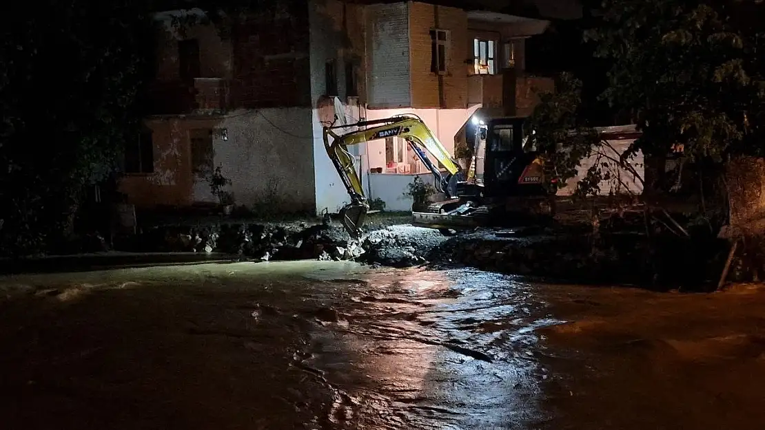 Dere taştı, birçok mahalle sular altında kaldı