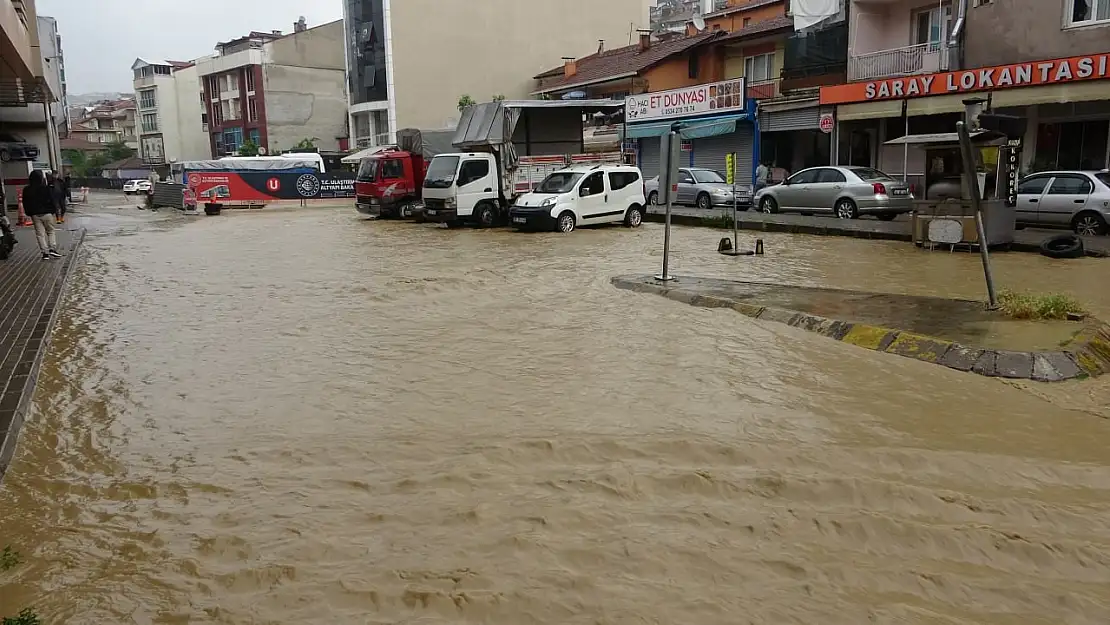 Yağmur caddeleri göle çevirdi