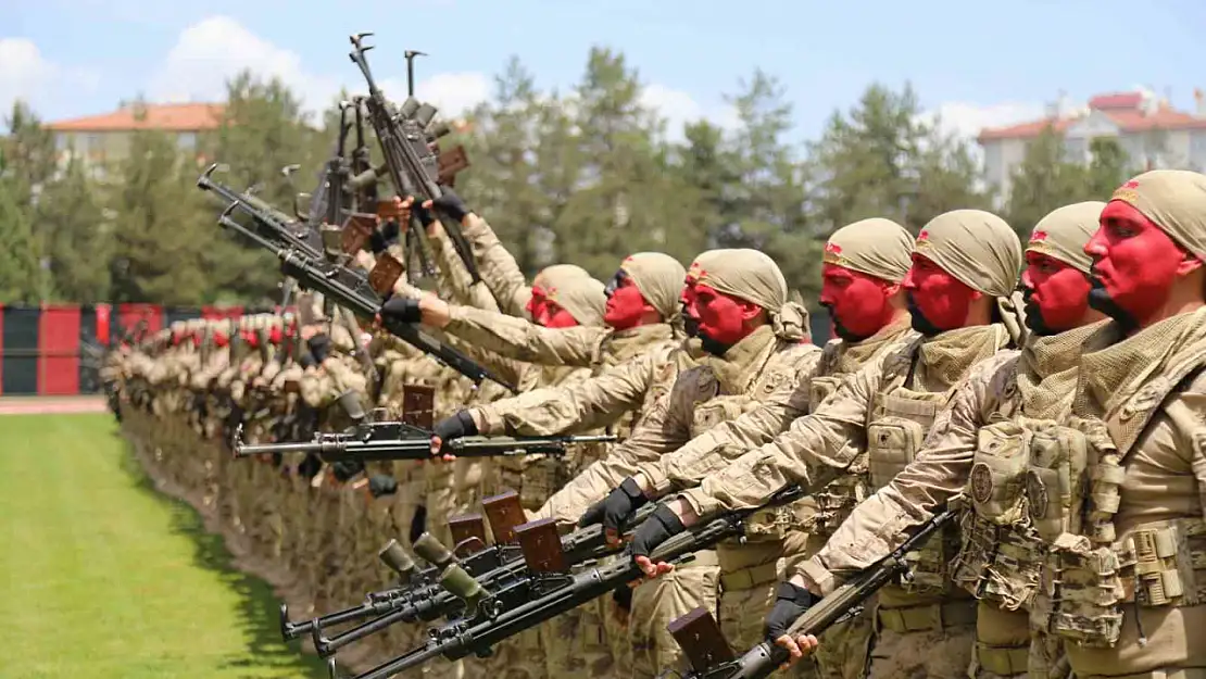 Komandolar 19 Mayıs gösterisi ile hayran bıraktı