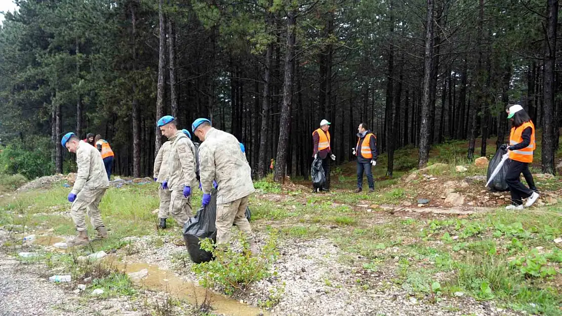 Komandolar ormanları yangınlardan korumak için atıkları topladı