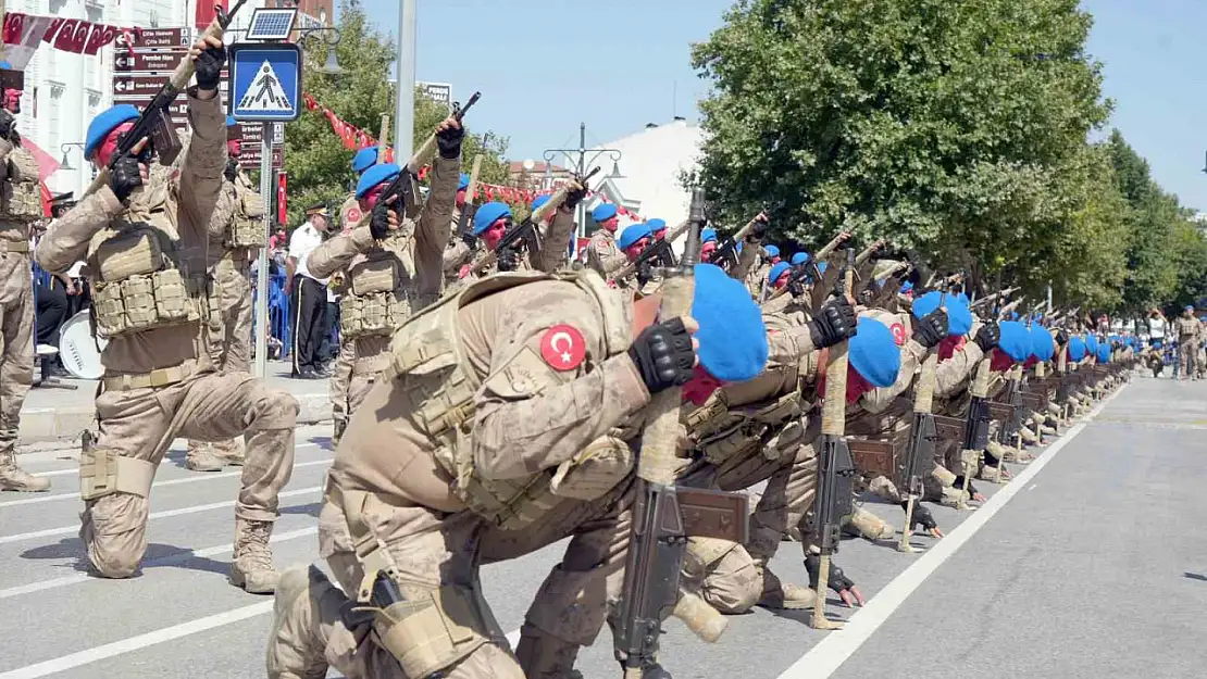 Komandolardan hayran bırakan Zafer Bayramı gösterisi