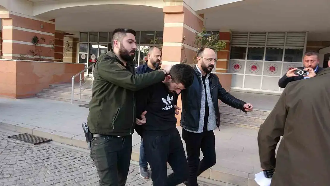 Komşusunu öldürüp 3 kişiyi de yaralayan sanık: 'Olay yaşandığı sırada uyuşturucu etkisi altındayım, pişmanım'