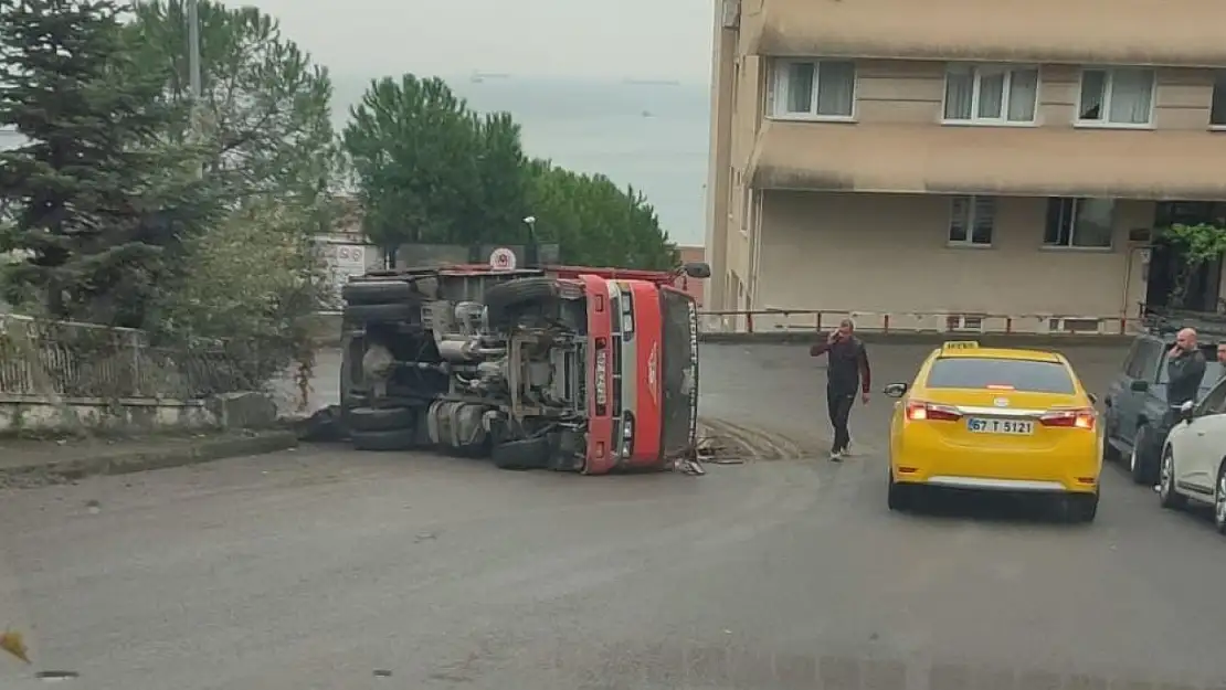 Kontrolden çıkan nakliye kamyonu devrildi