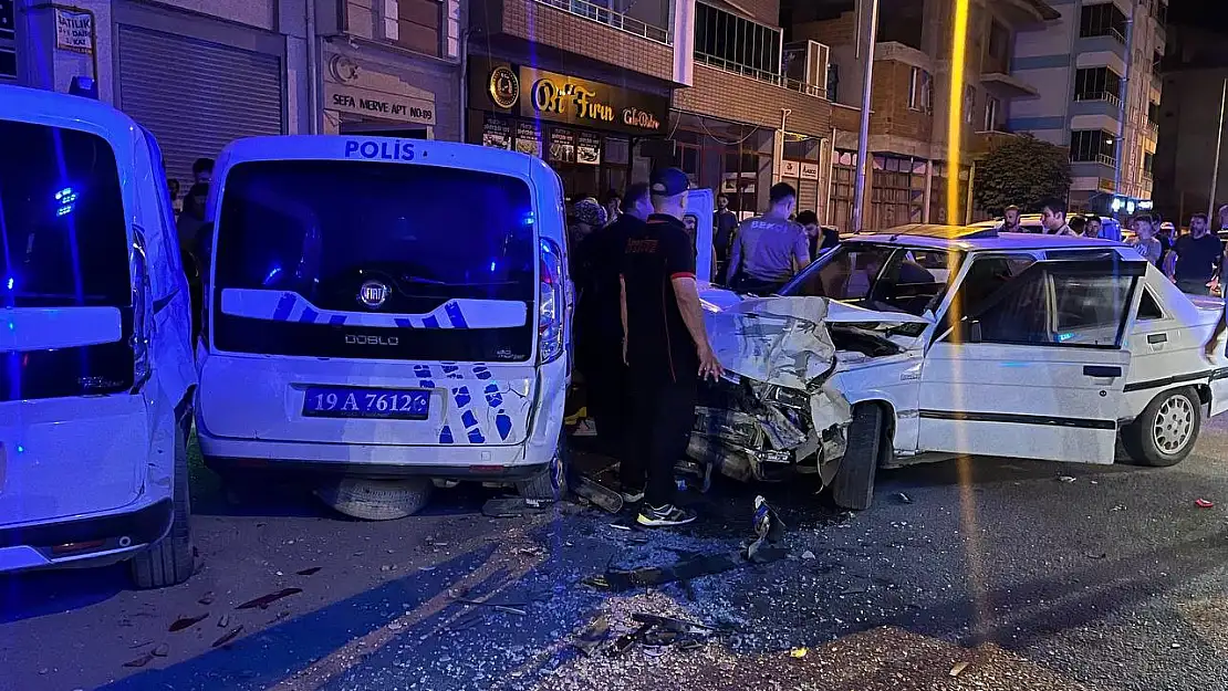 Kontrolden çıkan otomobil park halindeki polis otosuna böyle çarptı: 3 yaralı