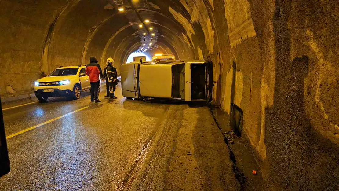 Kontrolden çıkan Tofaş tünelde devrildi 1 yaralı