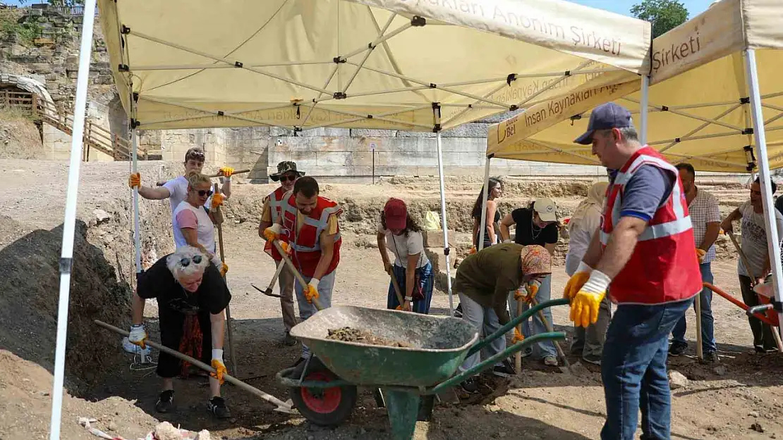 Konuralp Antik Tiyatro kazılarına gönüllü kazı desteği devam ediyor
