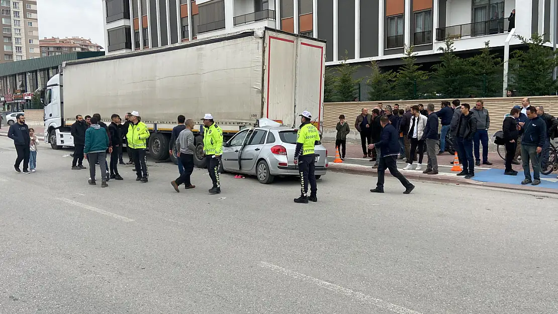  Konya'da otomobil park halindeki tıra çarptı: 1 ölü, 3 yaralı