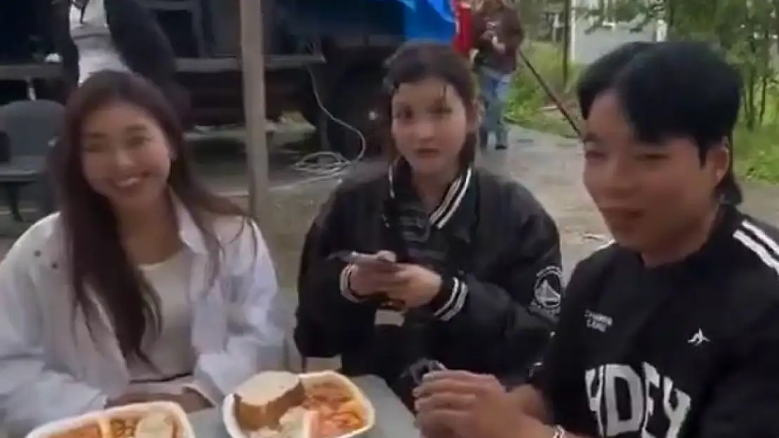 Koreli turistlere şok: Hem yemeğe davet ettiler hem de paralarını aldılar