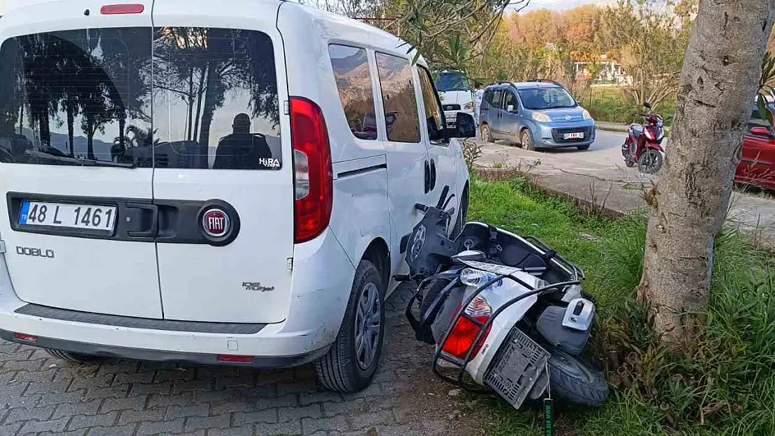 Küçük çocuk gaz kolunu çekince motosiklet otomobile çarptı: 1 yaralı