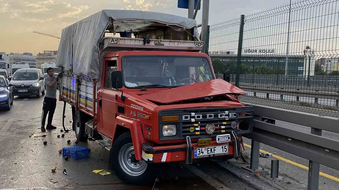 Küçükçekmece'de otomobil, meyve yüklü kamyonete arkadan çarptı: 2 ölü