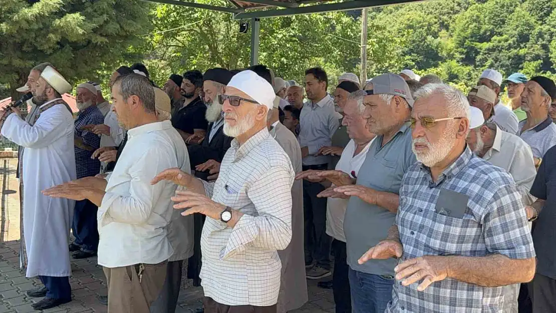 Kuraklığa çare arayan köylülerden yağmur duası