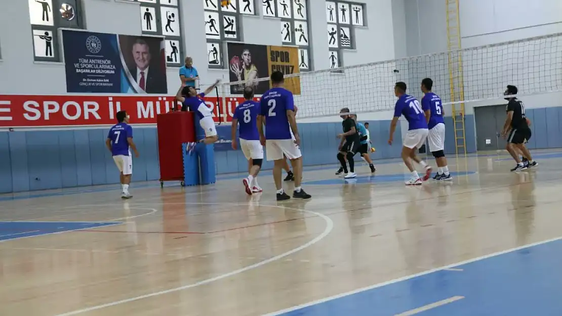 Kurumlar arası voleybol turnuvası nefes kesti