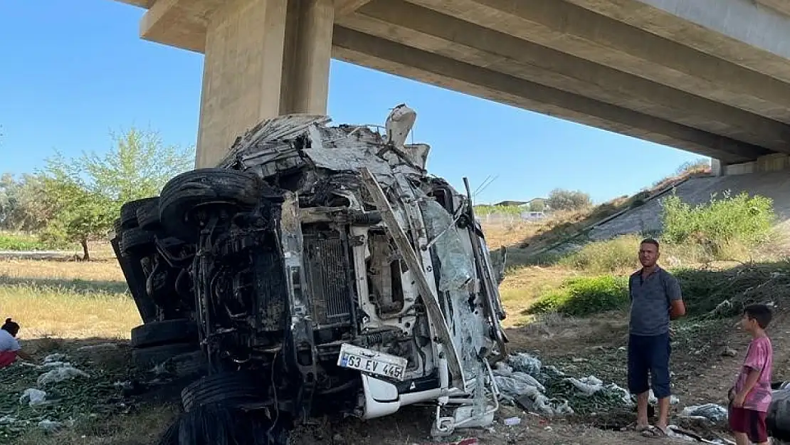 Lastiği patlayan kamyon viyadükten uçtu: 3 yaralı