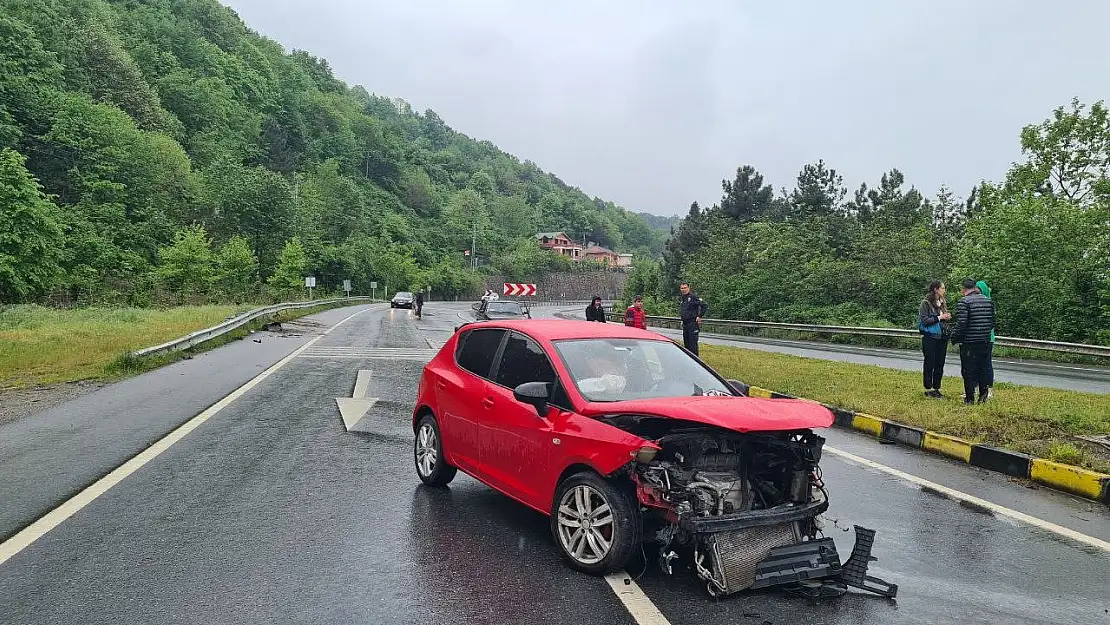 Lastiği patlayan otomobil bariyerlere çarptı