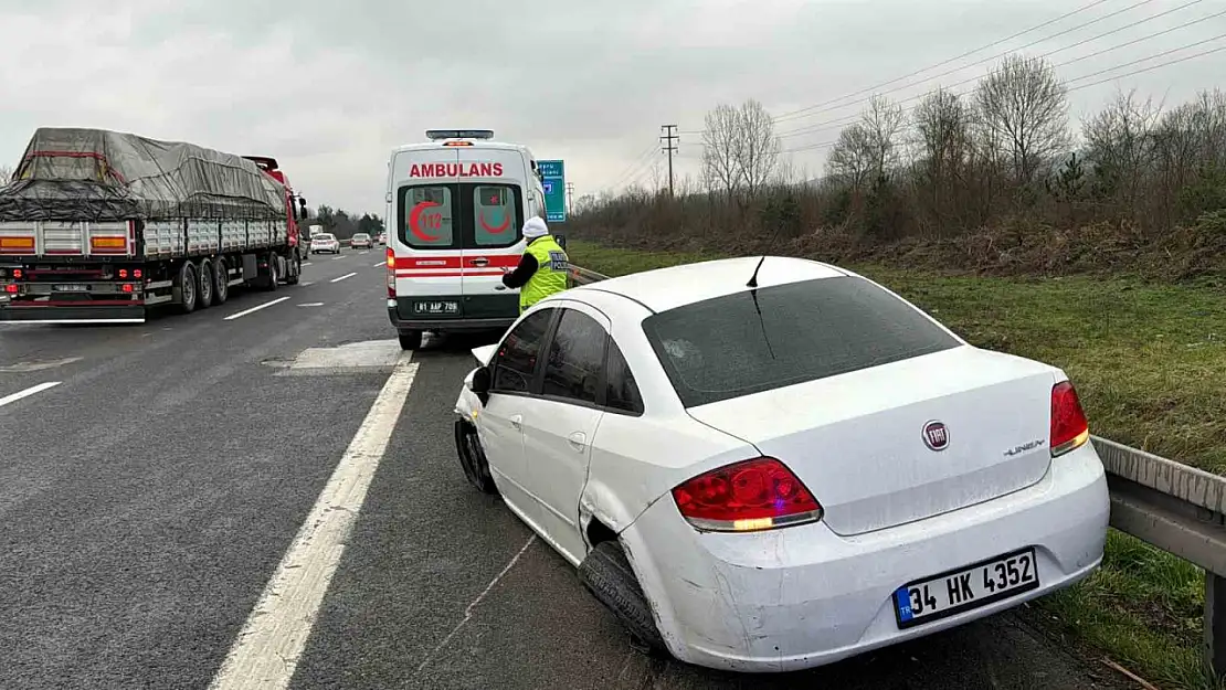 Lastiği patlayan otomobil bariyerlere çarptı