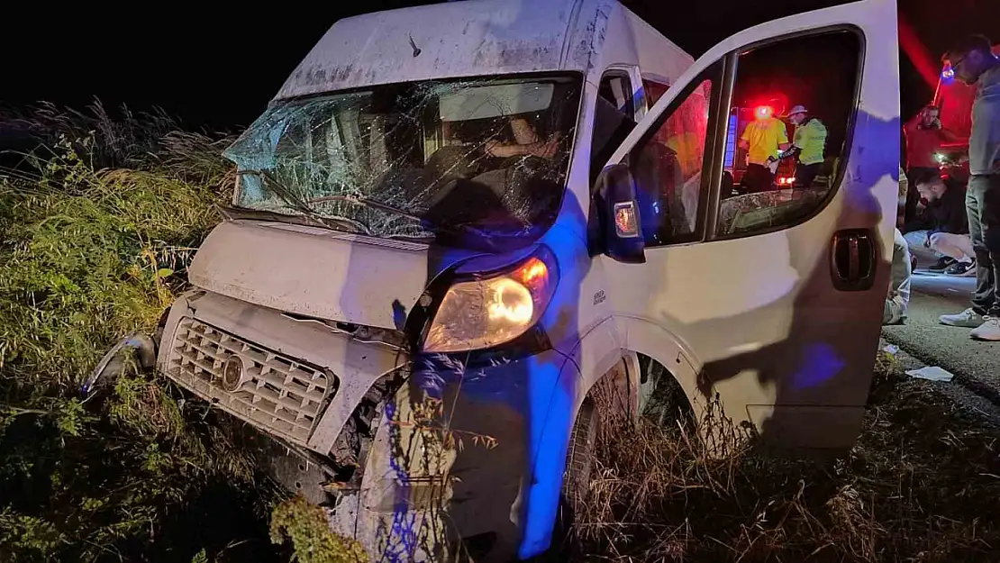 Lastiği patlayan servis aracı şarampole yuvarlandı: 14 yaralı