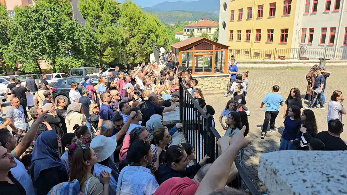 LGS'nin ilk oturumu sona erdi, okul bahçesi açık görüşü andırdı