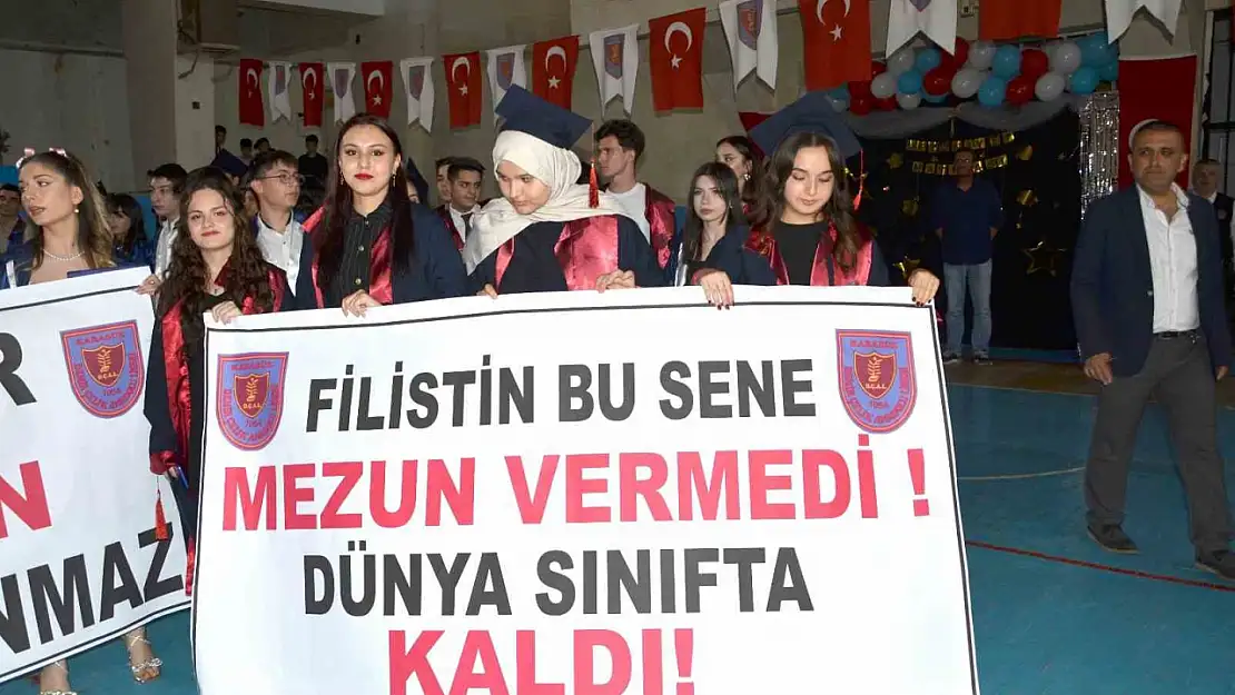 Liseli öğrenciler mezuniyette İsrail'i protesto etti