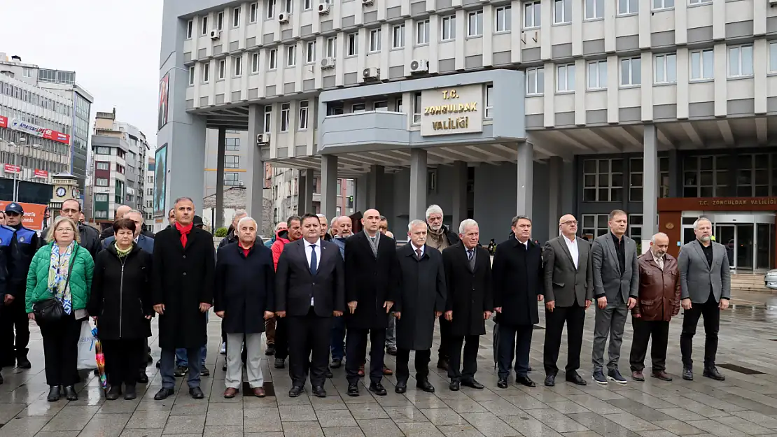 Madenciler gününde Atatürk Anıtı'na çelenk konuldu