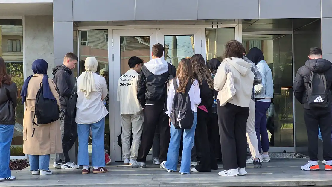 Mağaza değil, kütüphane kuyruğu