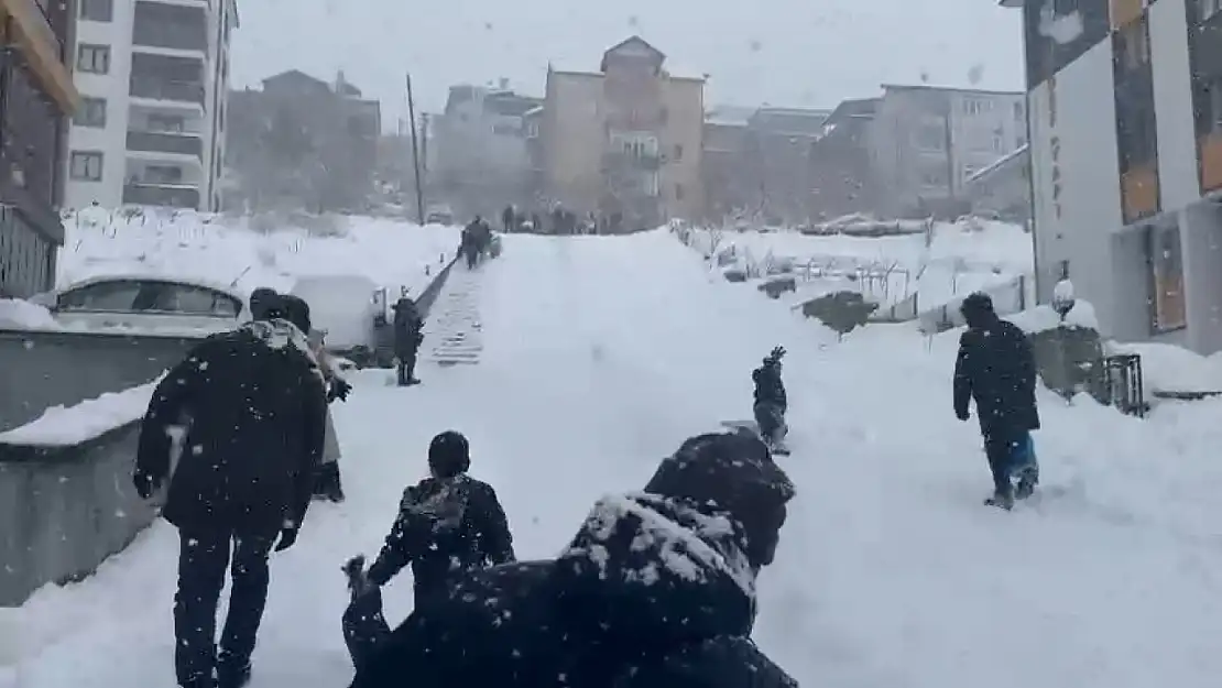 Mahalle yolu kayak pistine döndü