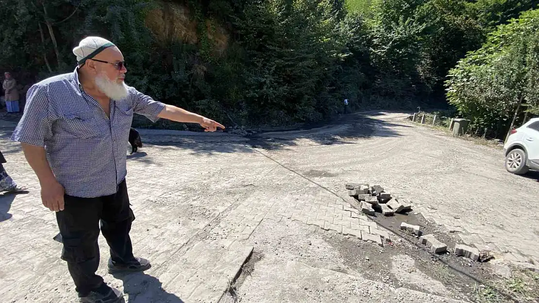 Mahalleli ağır tonajlı araçlardan bozulan yolu barikat kurarak trafiğe kapattı