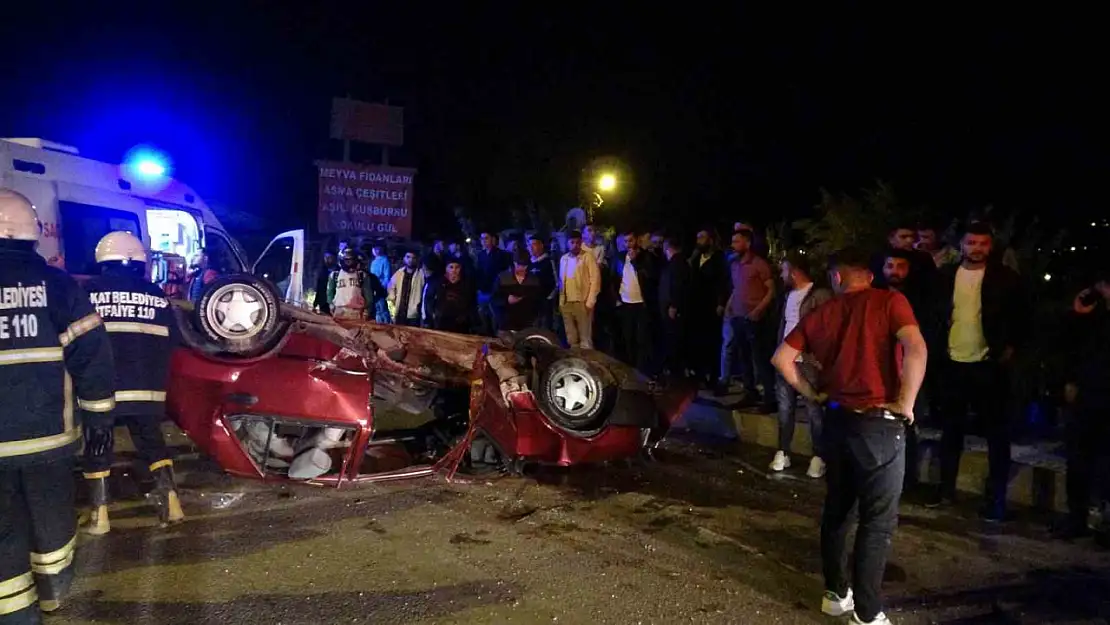 Meraklı kalabalık takla atan aracı el birliğiyle çekiciye yükledi