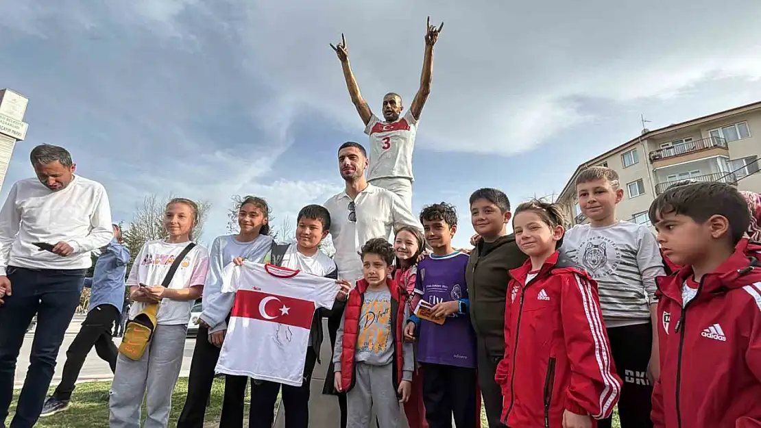 Merih Demiral, Bolu'daki 'Bozkurt' heykelinin yanında: