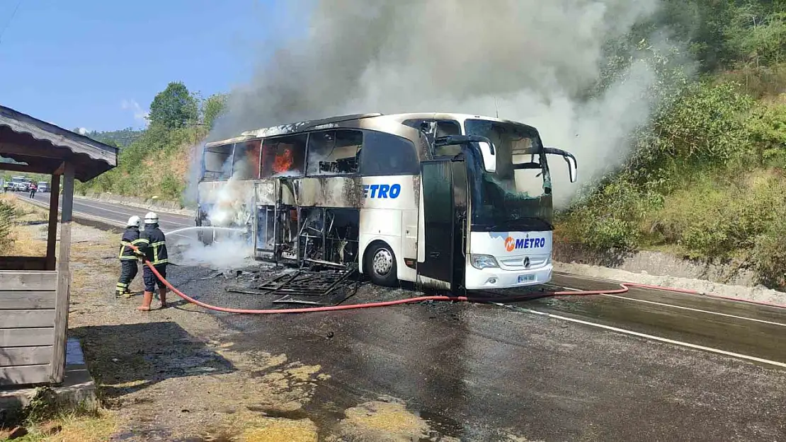 Metro Turizm'in Mercedes marka otobüsü alev alev yandı