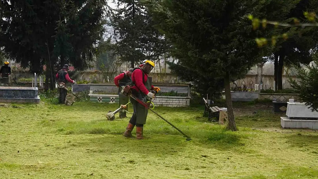 Mezarlıklar bayrama hazırlıyor