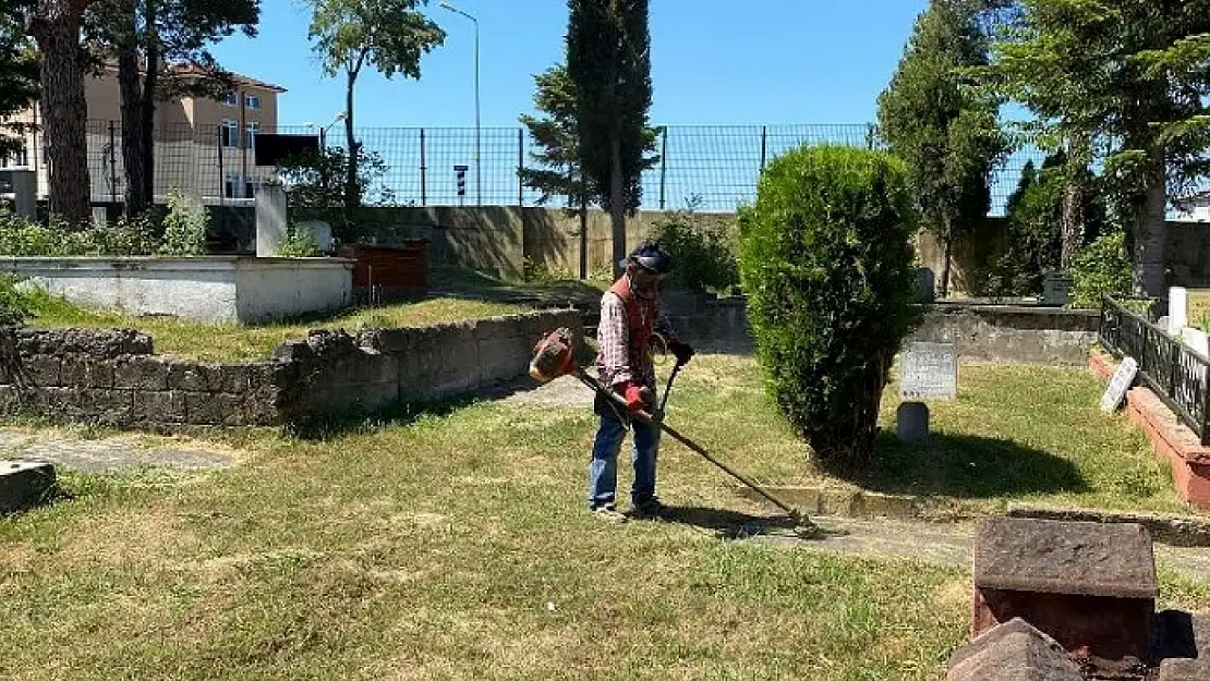 Mezarlıklarda bayram temizliği yapıldı