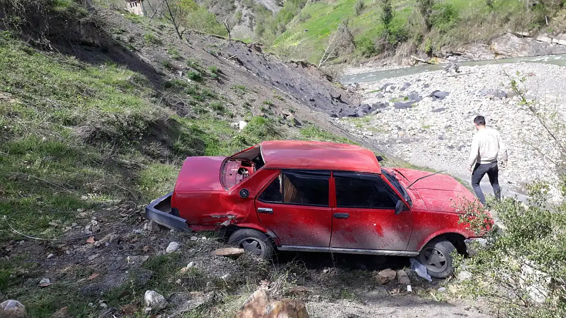 Mıcıra kapılan otomobil şarampole yuvarlandı