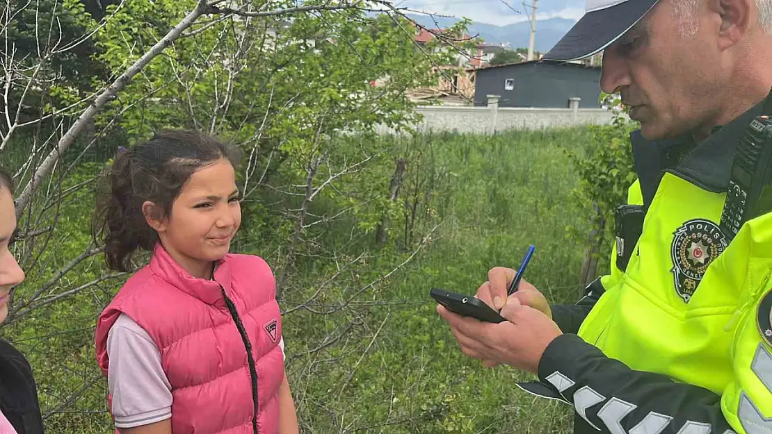 Yayaya yol vermeyen sürücü polislere şikayet edildi