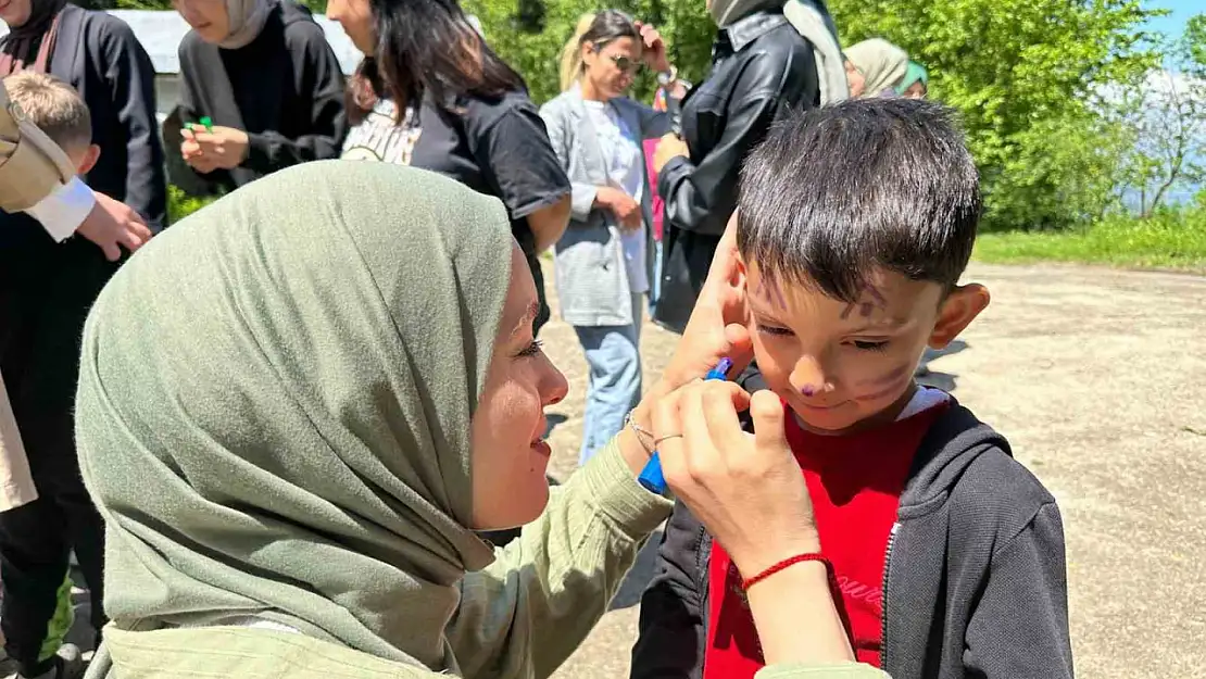 Minikler ablalarıyla oyun arkadaşı oldu