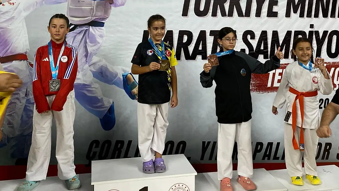 Minikler karate madalya ile döndü