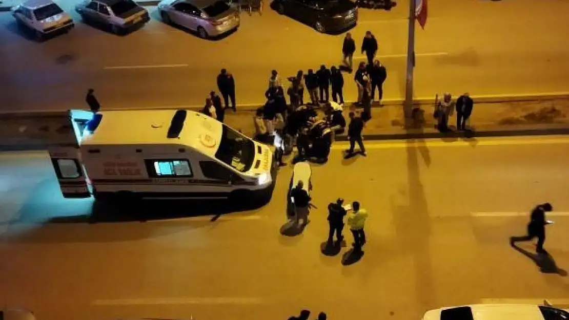 Motosiklet yolun karşısına geçen yayaya çarptı: 2 yaralı