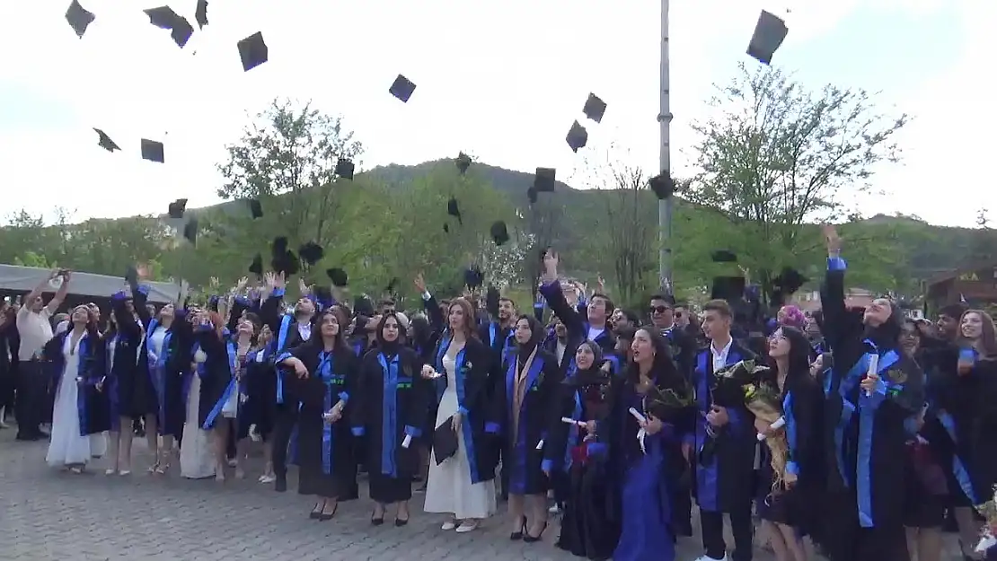 Mudurnu'da 26. dönem mezunları diplomalarını coşkuyla aldı